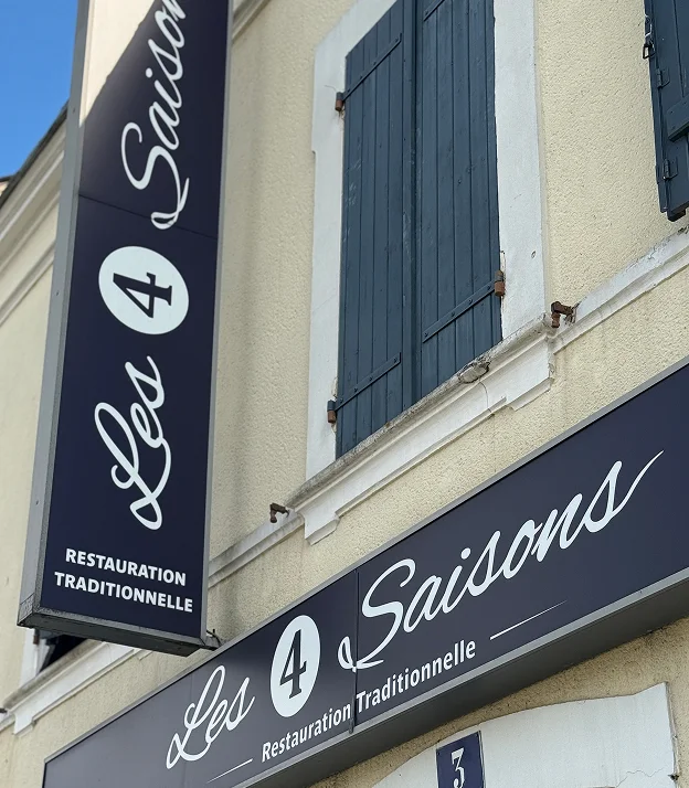 Deux enseignes Les 4 Saisons avec Restauration Traditionnelle sur façade crème à Bonnétable dans la Sarthe 72