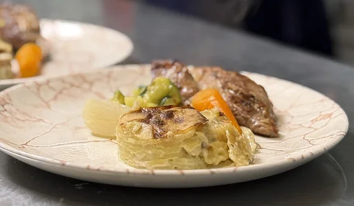 Plat gourmet avec viande rôtie, gratin de pommes de terre, carottes et légumes verts à Bonnétable dans la Sarthe 72