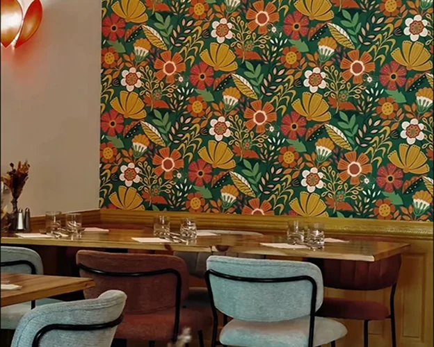Intérieur de restaurant avec papier peint floral vibrant, tables en bois et chaises modernes à Bonnétable dans la Sarthe 72