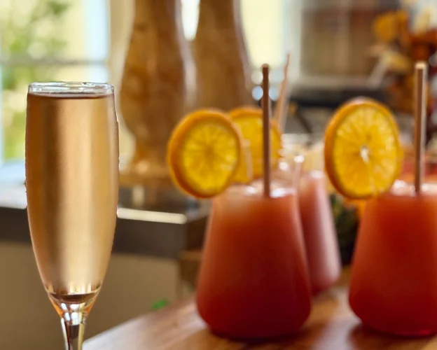 Flûte de champagne dorée et verres de jus d'orange avec tranches à Bonnétable dans la Sarthe 72