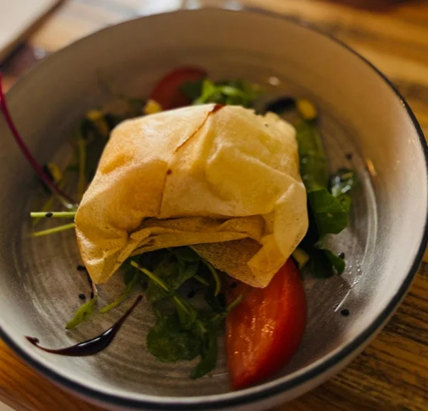 Pâtisserie croustillante sur salade fraîche de roquette et tomates dans un bol à Bonnétable dans la Sarthe 72